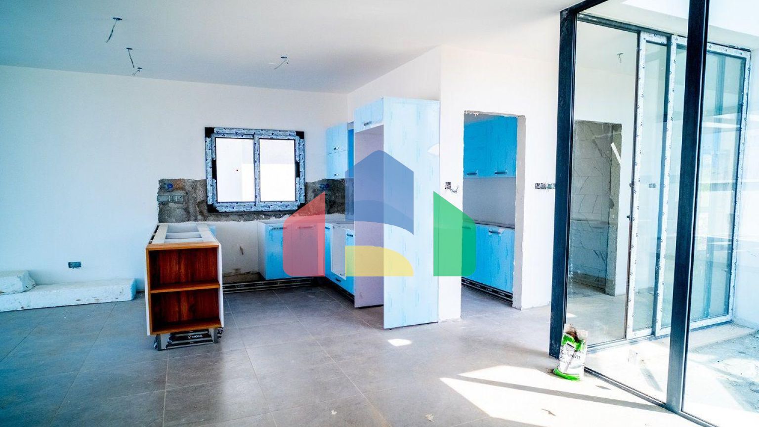 4-комнатная вилла 212 м2 с собственным участком земли в 300 метрах от песчаного пляжа