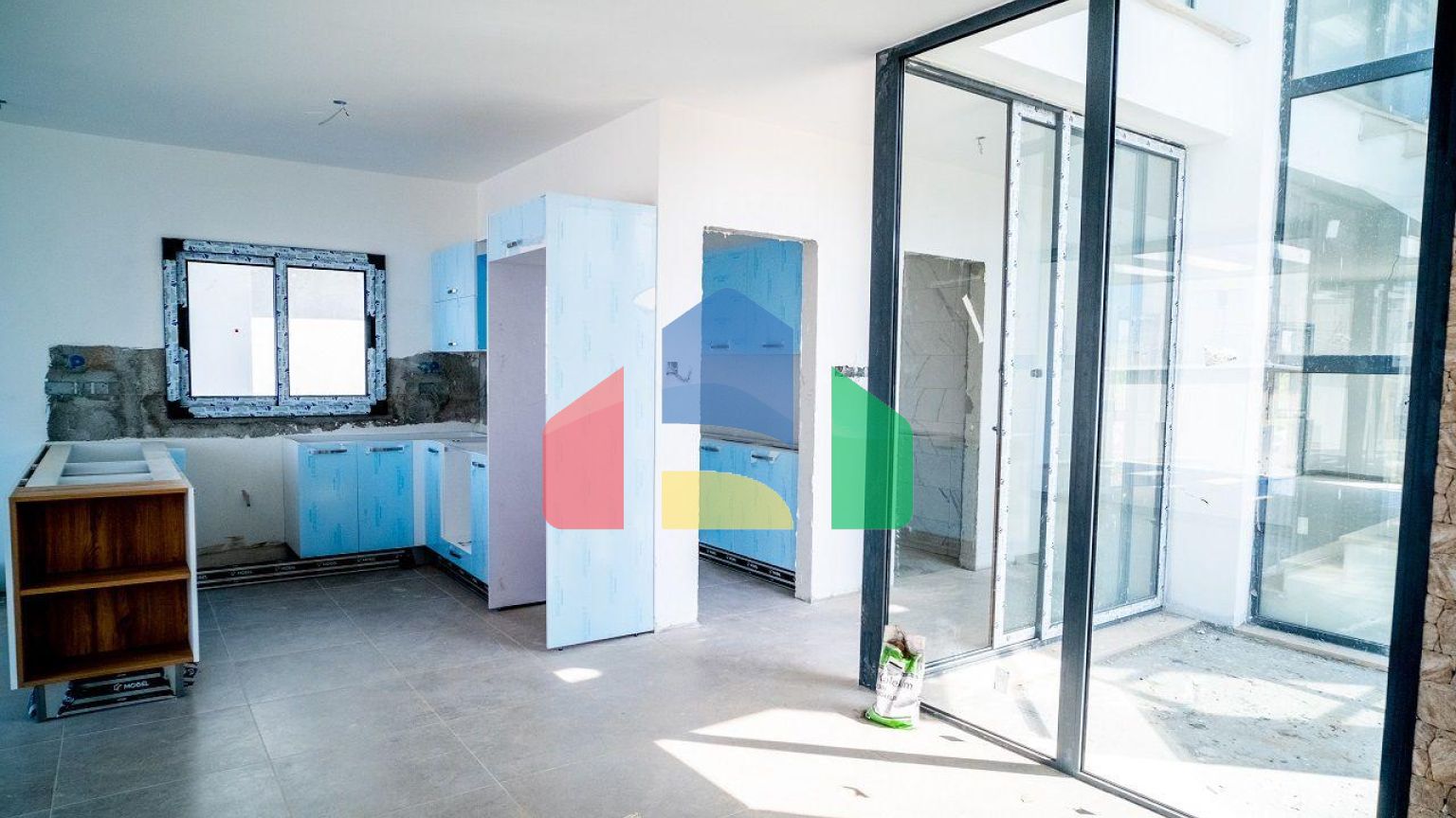 4-комнатная вилла 212 м2 с собственным участком земли в 300 метрах от песчаного пляжа