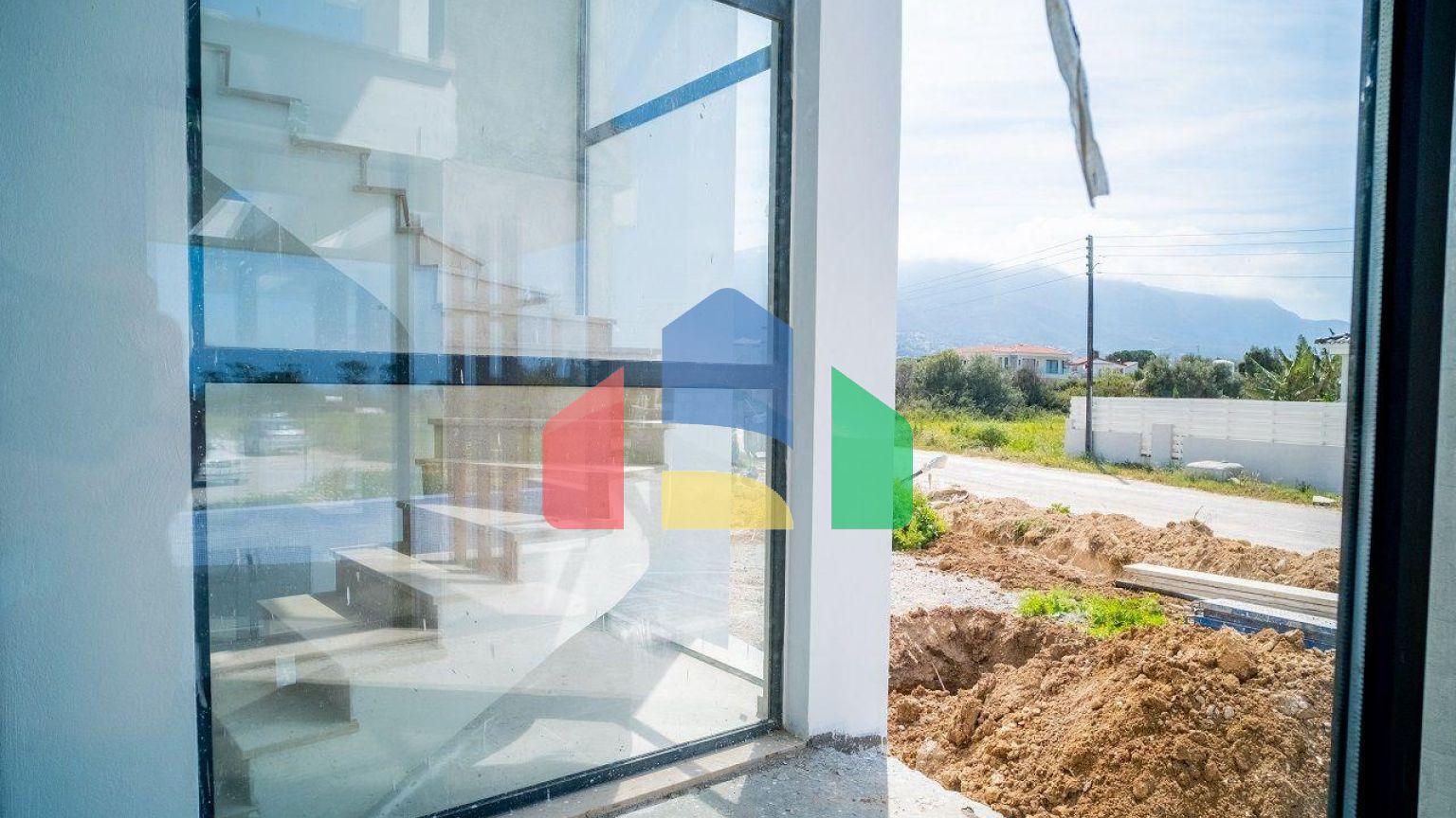 4-комнатная вилла 212 м2 с собственным участком земли в 300 метрах от песчаного пляжа