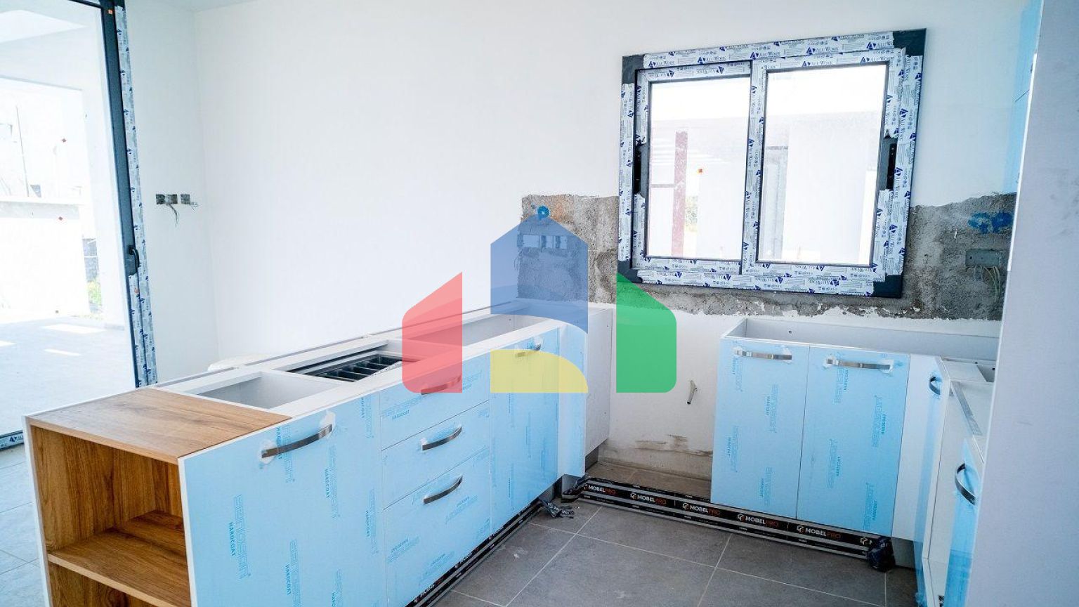 4-комнатная вилла 212 м2 с собственным участком земли в 300 метрах от песчаного пляжа