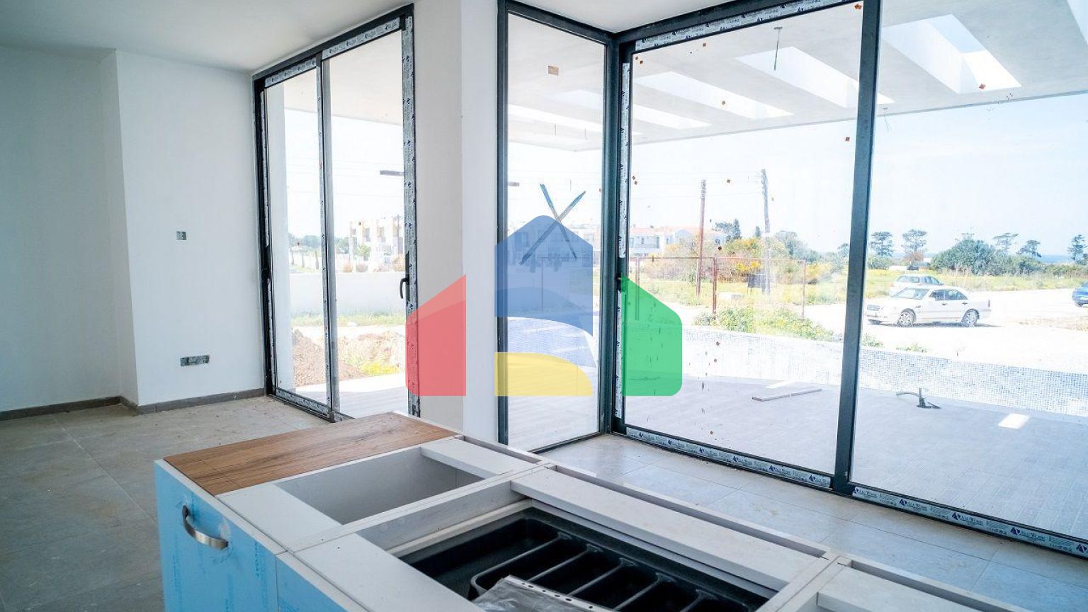 4-комнатная вилла 212 м2 с собственным участком земли в 300 метрах от песчаного пляжа