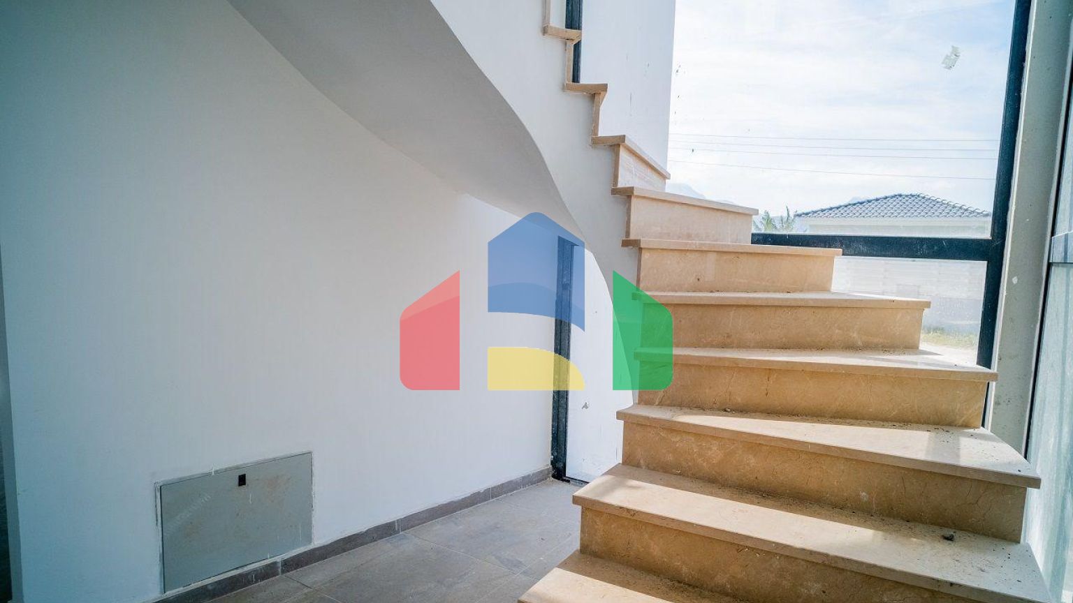 4-комнатная вилла 212 м2 с собственным участком земли в 300 метрах от песчаного пляжа