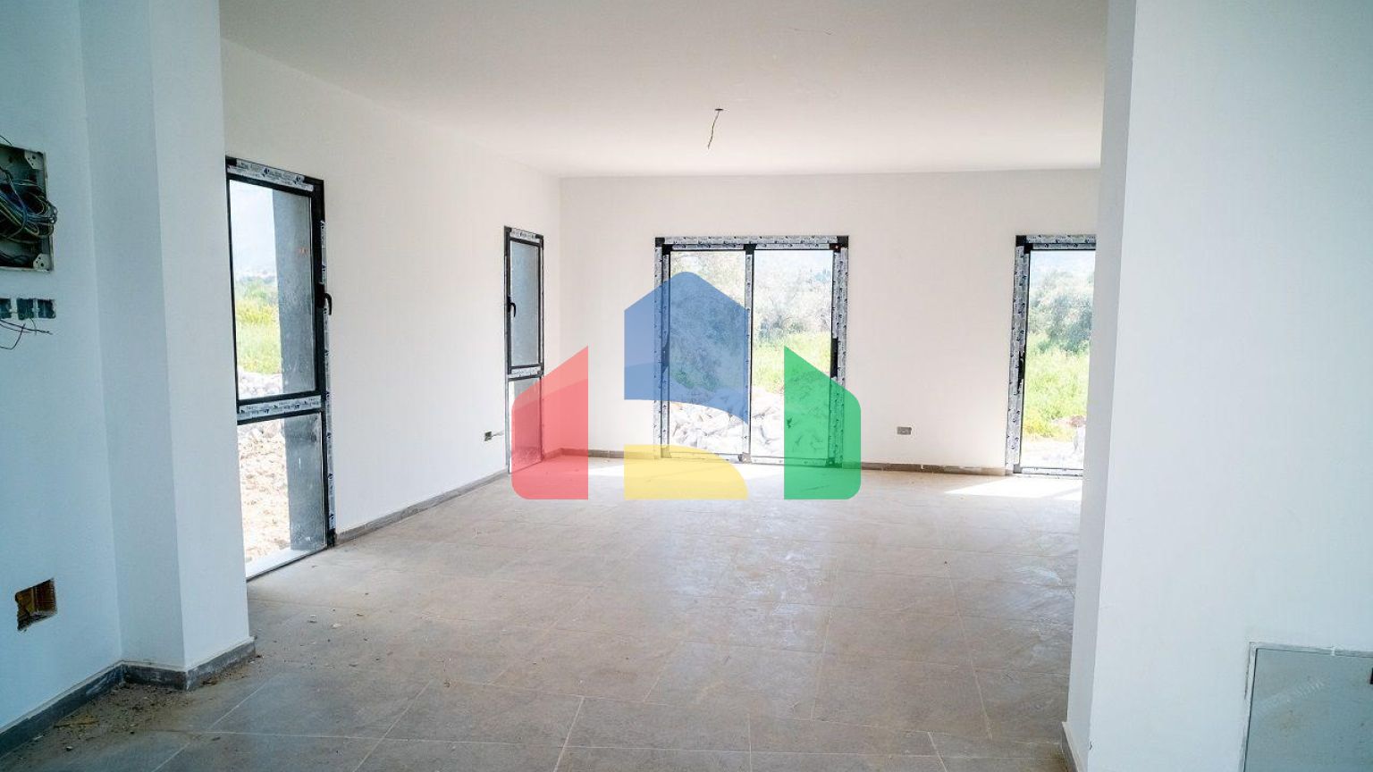 4-комнатная вилла 212 м2 с собственным участком земли в 300 метрах от песчаного пляжа