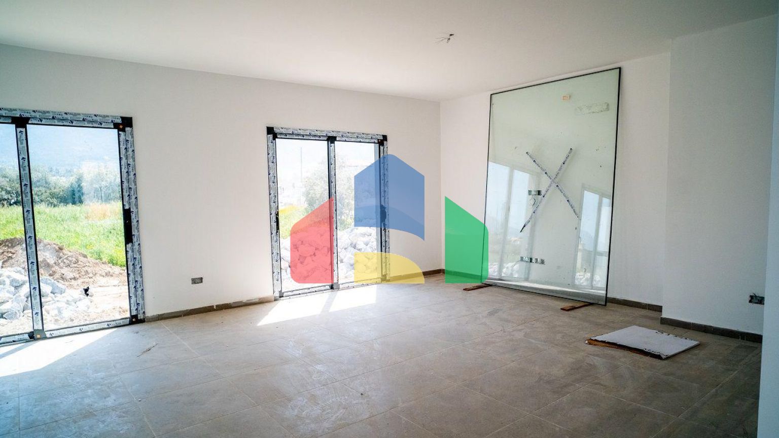 4-комнатная вилла 212 м2 с собственным участком земли в 300 метрах от песчаного пляжа