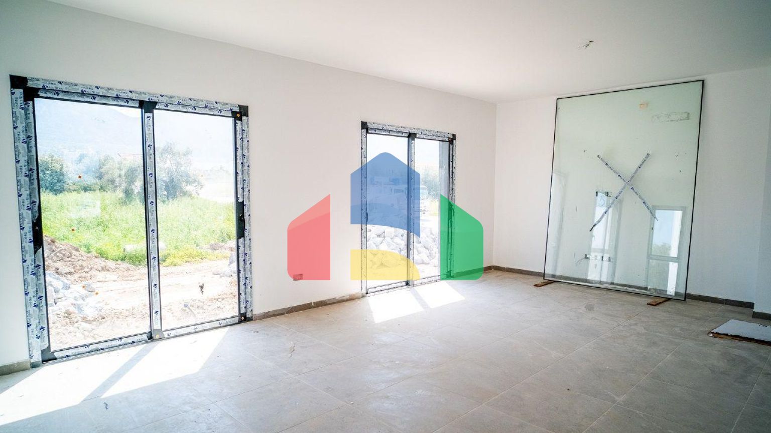 4-комнатная вилла 212 м2 с собственным участком земли в 300 метрах от песчаного пляжа