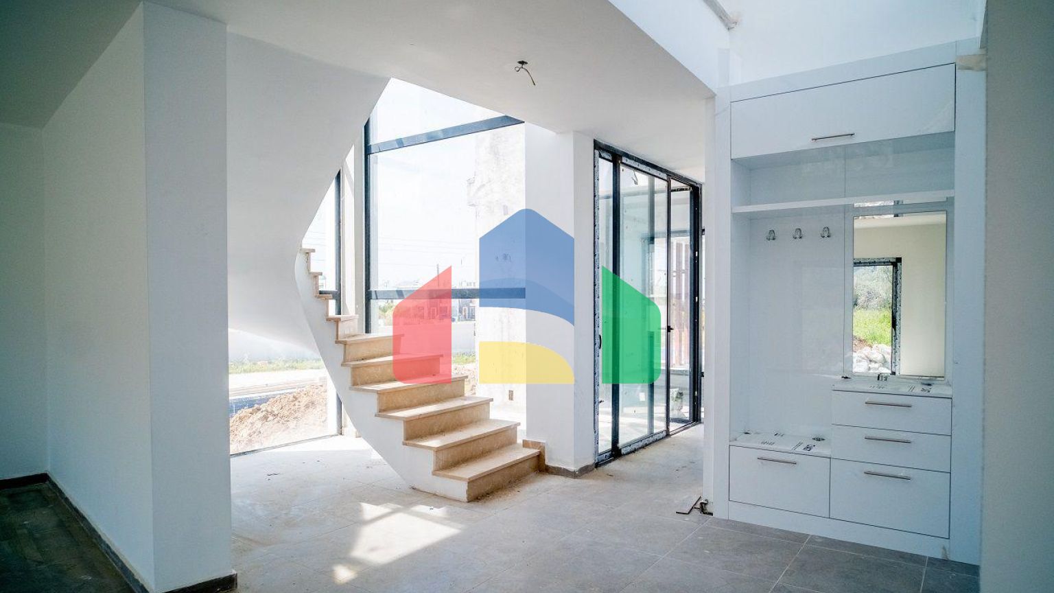 4-комнатная вилла 212 м2 с собственным участком земли в 300 метрах от песчаного пляжа