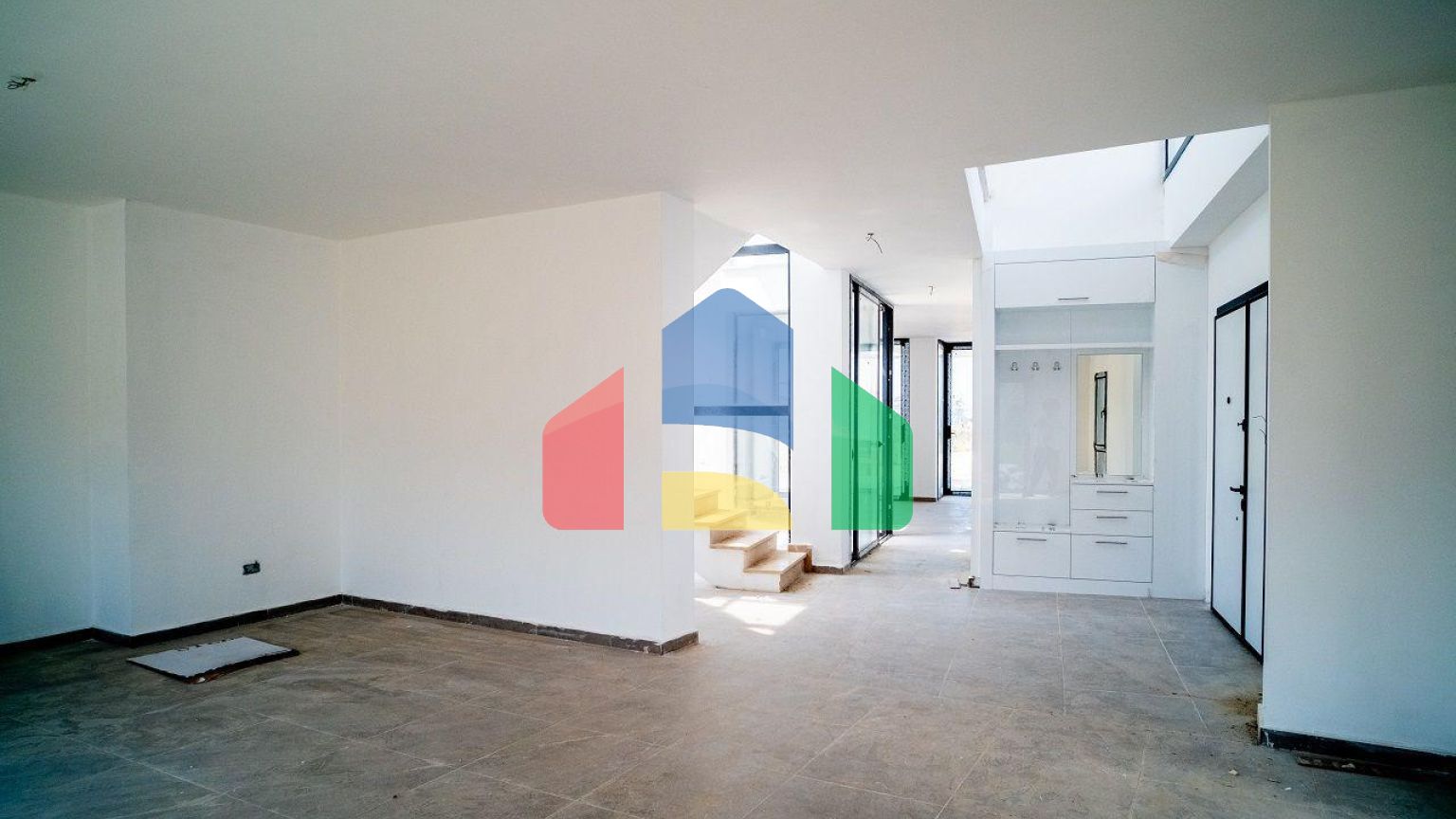 4-комнатная вилла 212 м2 с собственным участком земли в 300 метрах от песчаного пляжа