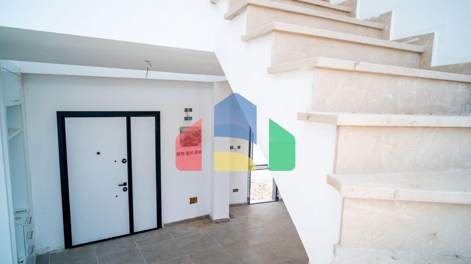 4-комнатная вилла 212 м2 с собственным участком земли в 300 метрах от песчаного пляжа