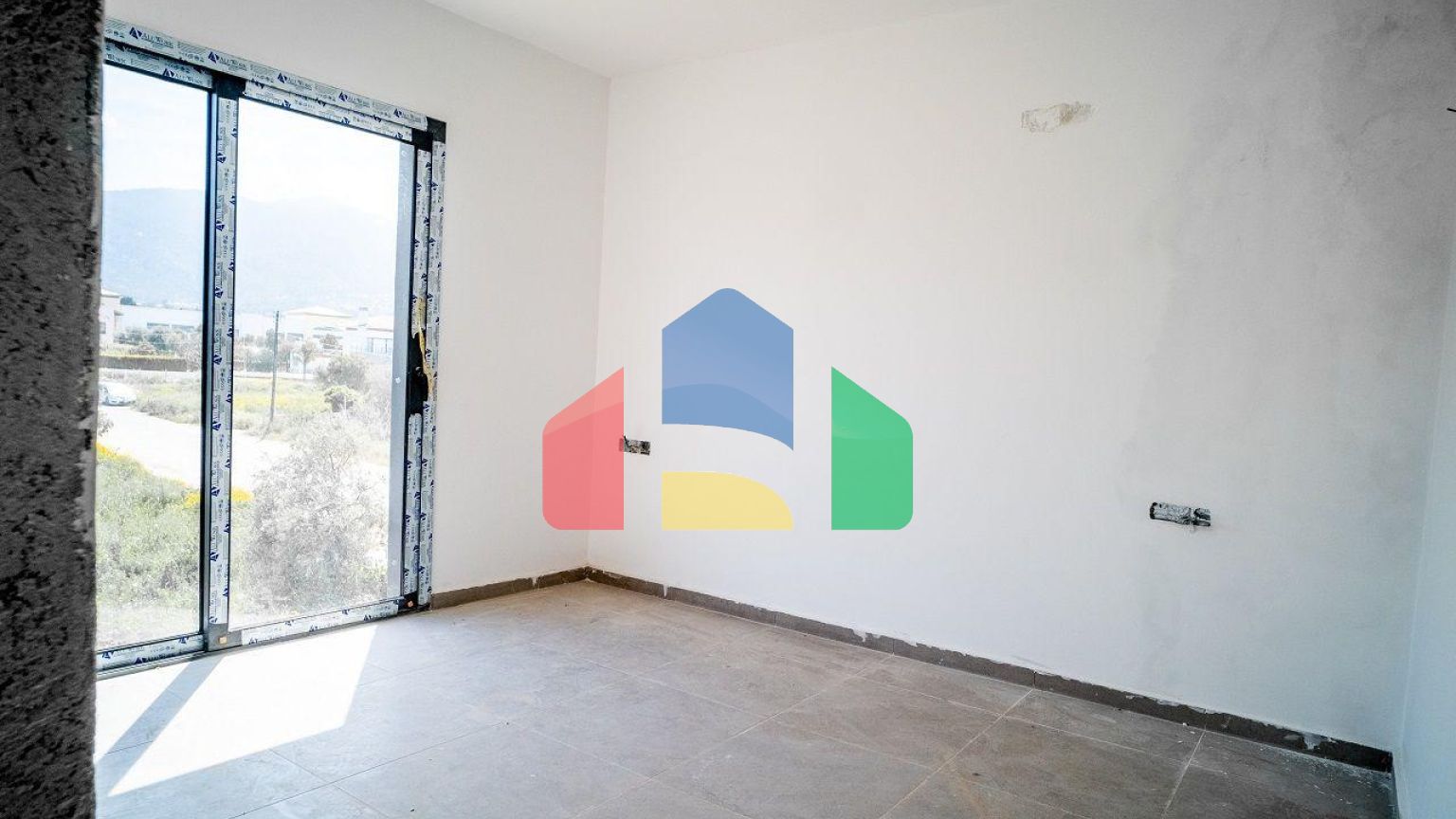 4-комнатная вилла 212 м2 с собственным участком земли в 300 метрах от песчаного пляжа