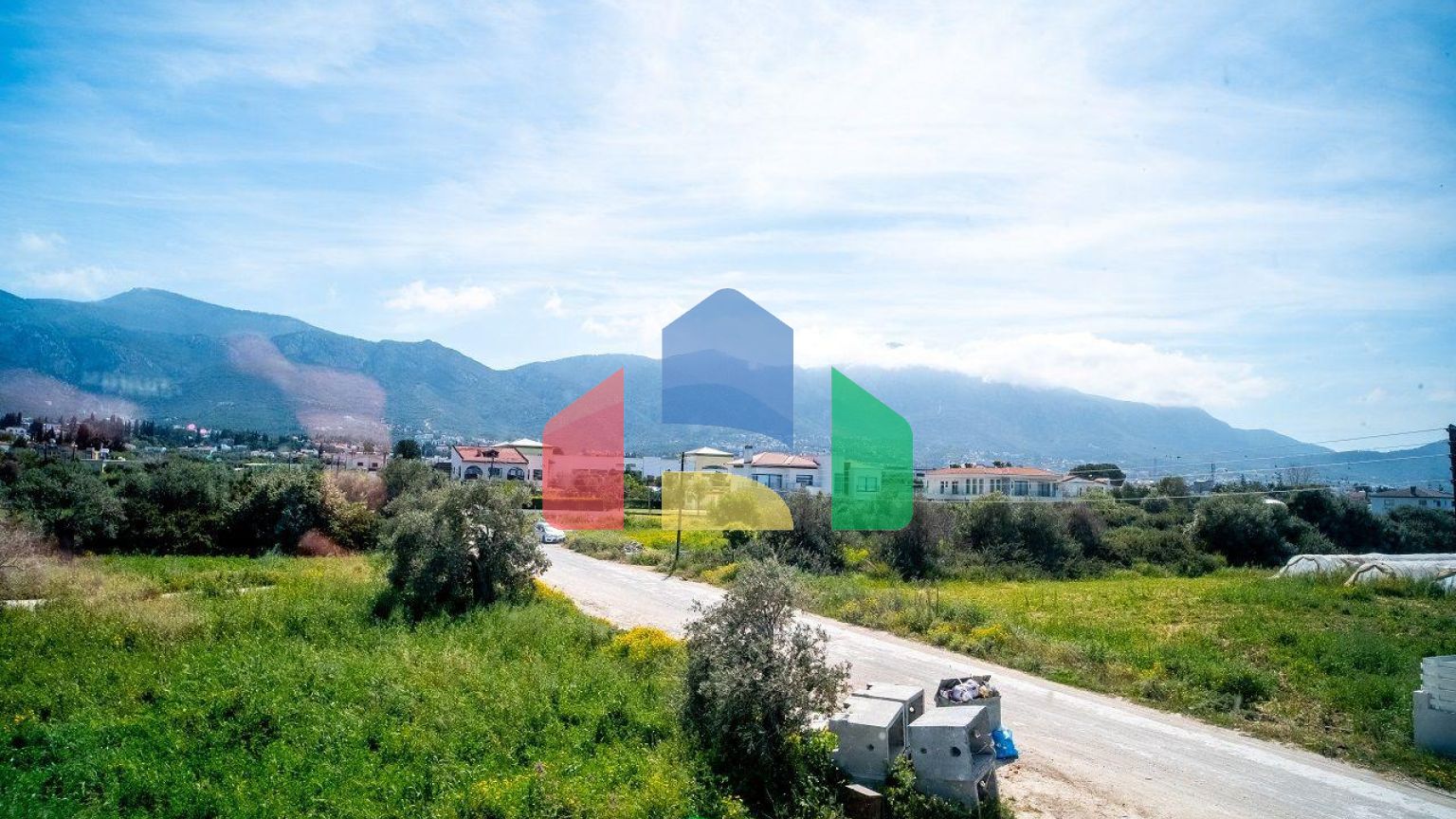 4-комнатная вилла 212 м2 с собственным участком земли в 300 метрах от песчаного пляжа