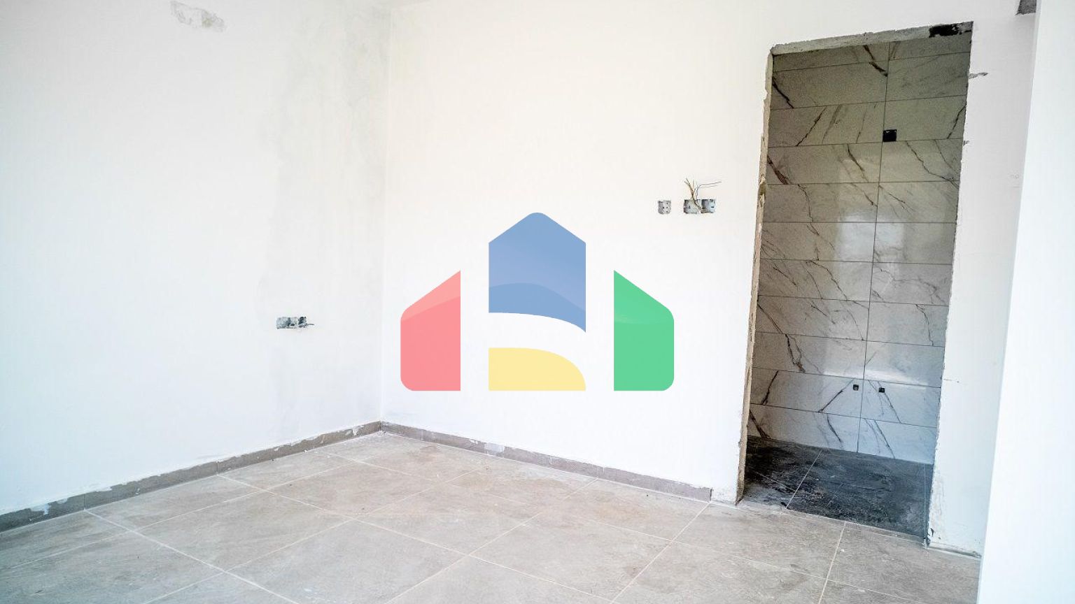 4-комнатная вилла 212 м2 с собственным участком земли в 300 метрах от песчаного пляжа