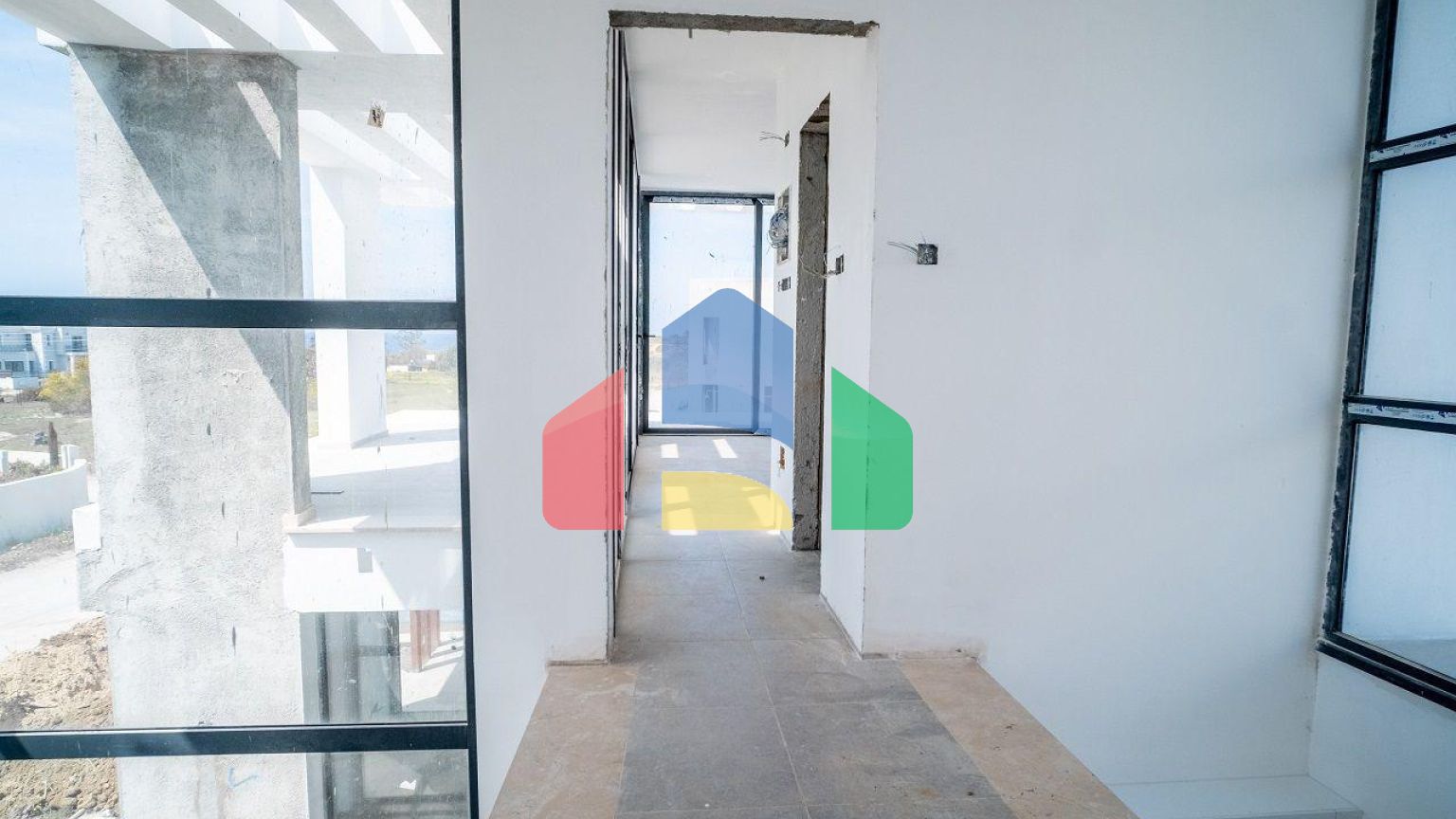 4-комнатная вилла 212 м2 с собственным участком земли в 300 метрах от песчаного пляжа