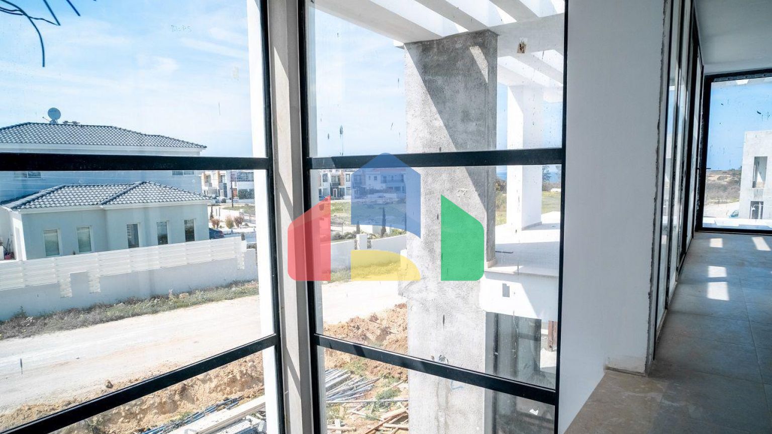 4-комнатная вилла 212 м2 с собственным участком земли в 300 метрах от песчаного пляжа