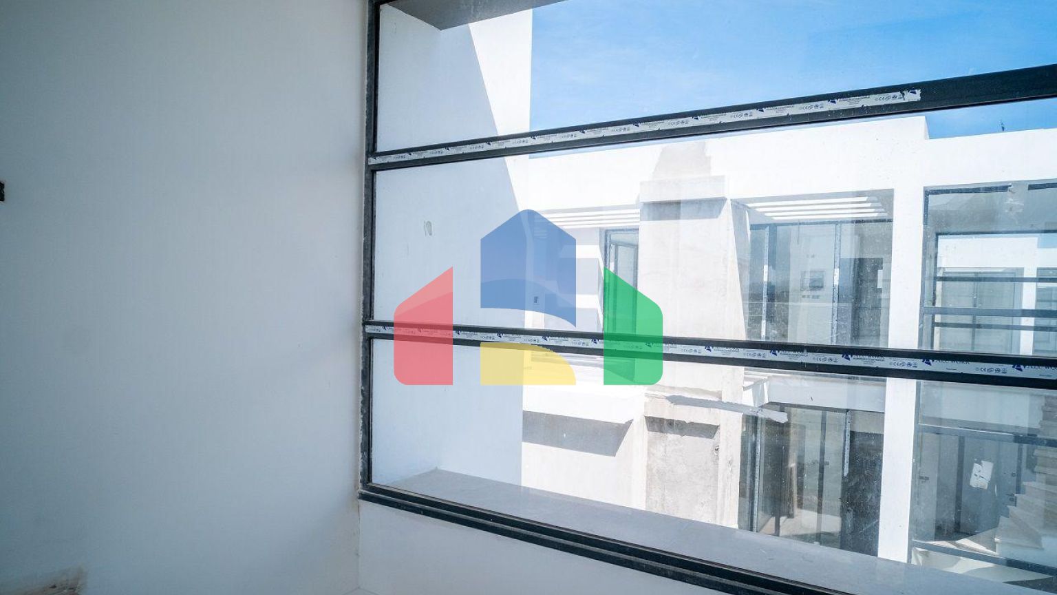 4-комнатная вилла 212 м2 с собственным участком земли в 300 метрах от песчаного пляжа