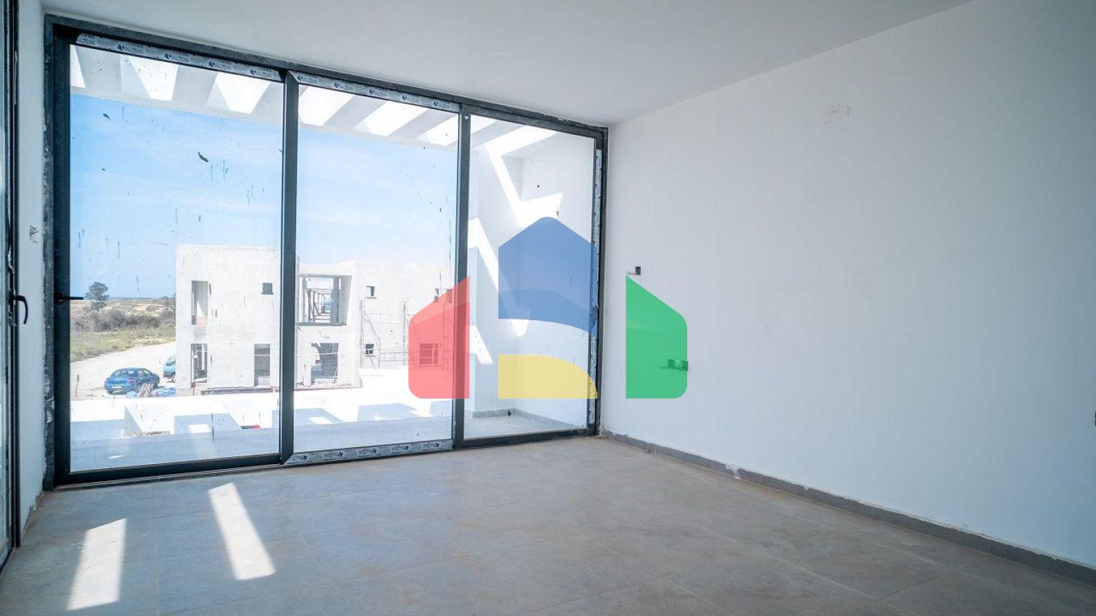 4-комнатная вилла 212 м2 с собственным участком земли в 300 метрах от песчаного пляжа