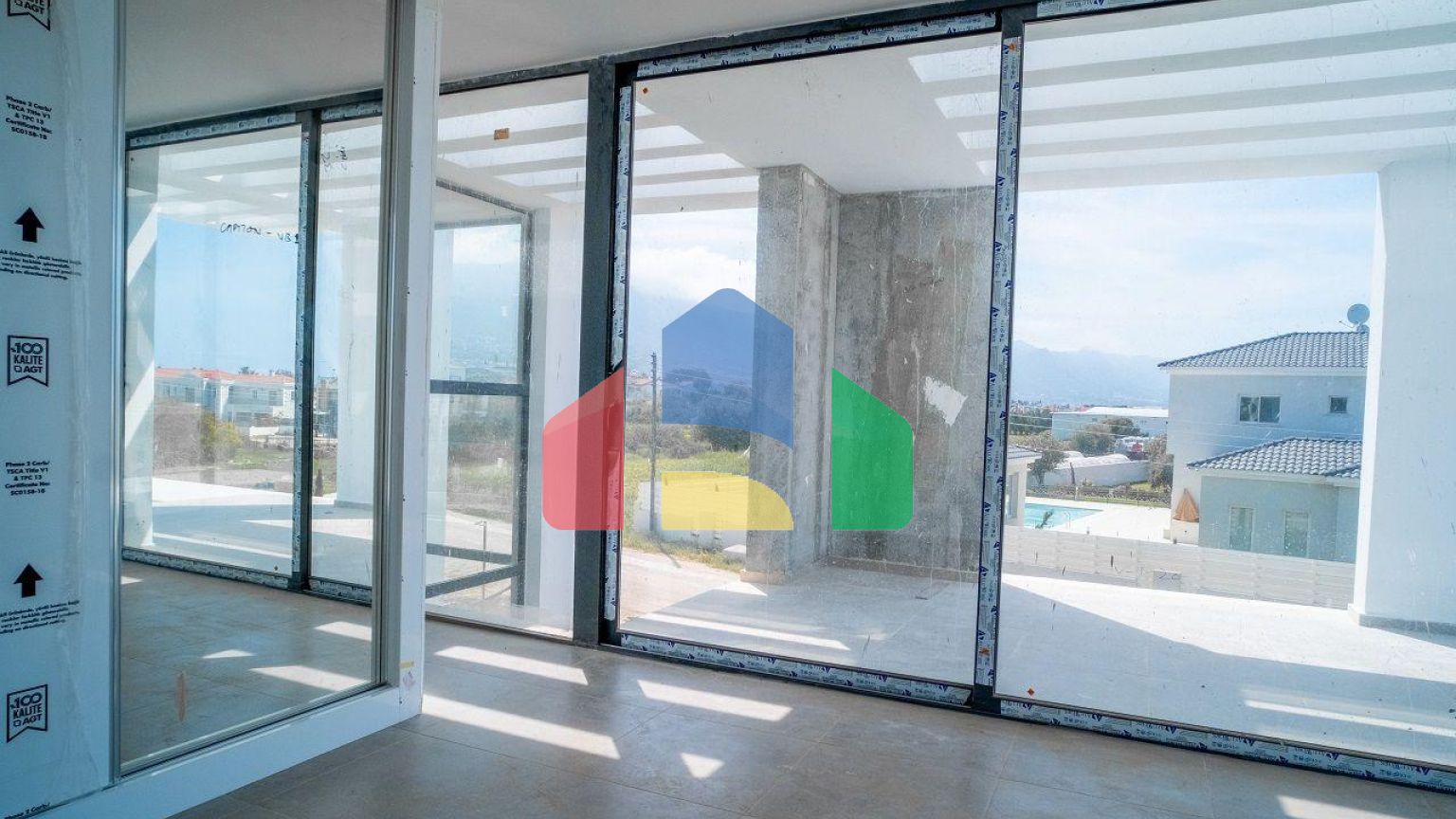 4-комнатная вилла 212 м2 с собственным участком земли в 300 метрах от песчаного пляжа