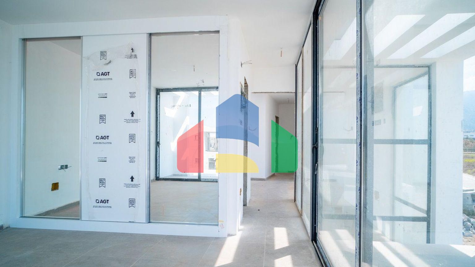 4-комнатная вилла 212 м2 с собственным участком земли в 300 метрах от песчаного пляжа