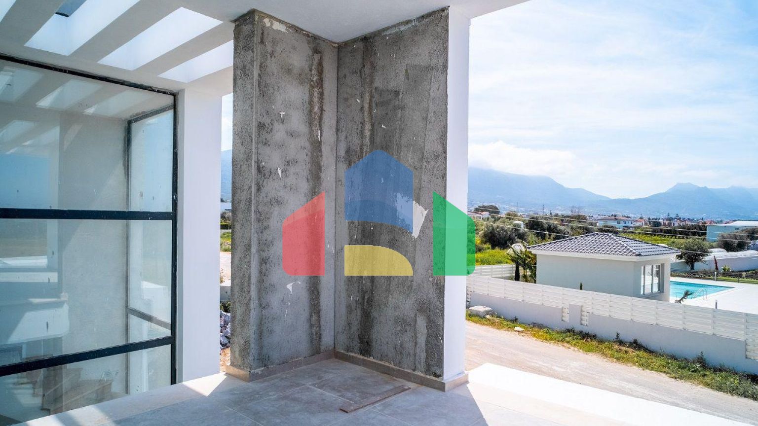 4-комнатная вилла 212 м2 с собственным участком земли в 300 метрах от песчаного пляжа