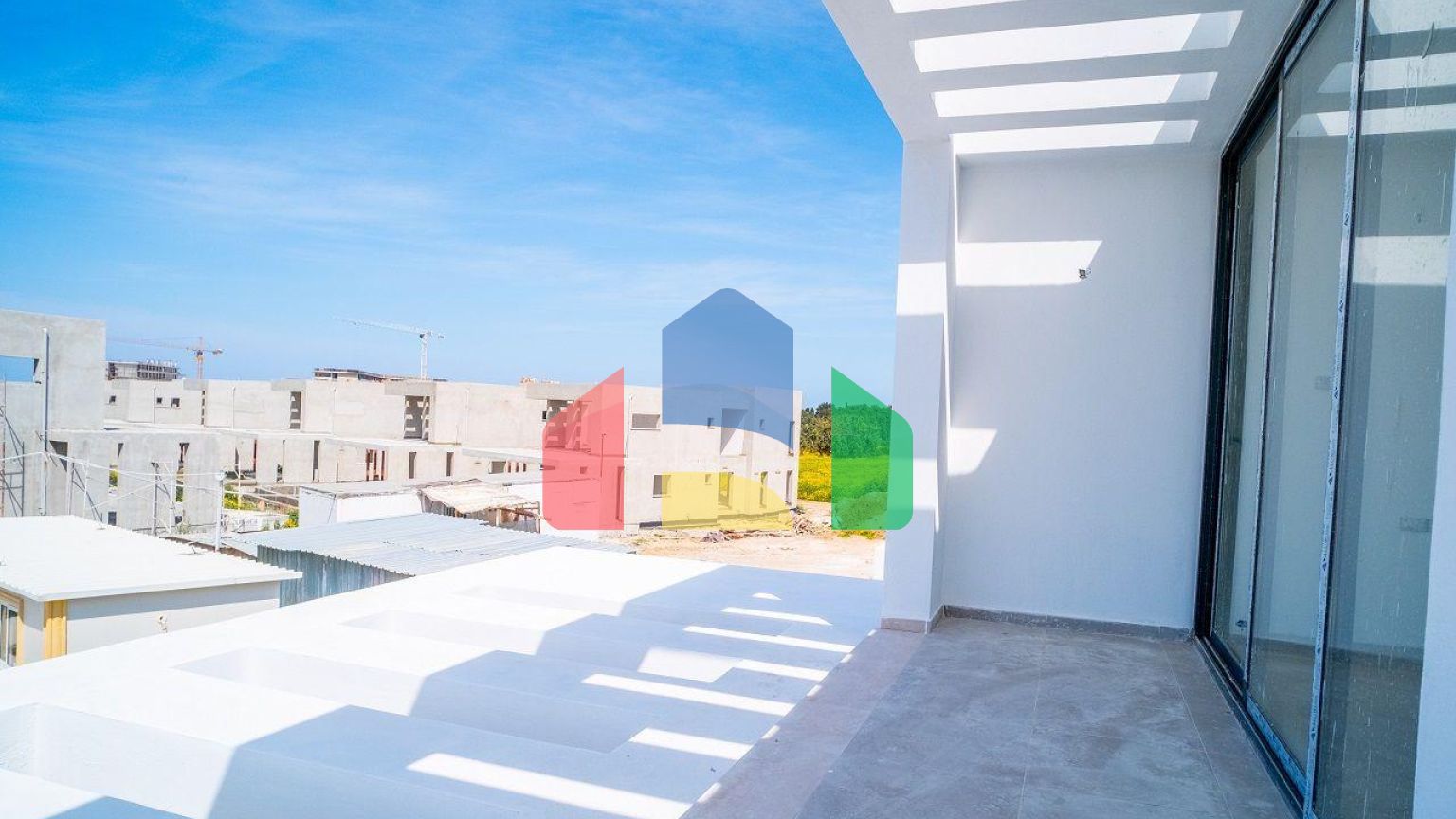 4-комнатная вилла 212 м2 с собственным участком земли в 300 метрах от песчаного пляжа