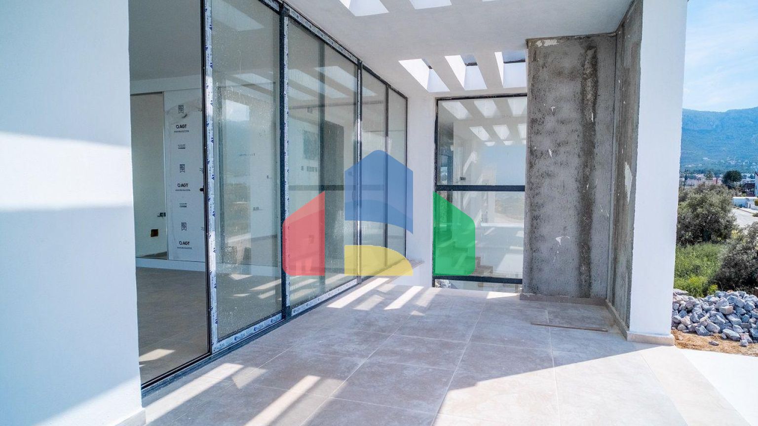 4-комнатная вилла 212 м2 с собственным участком земли в 300 метрах от песчаного пляжа