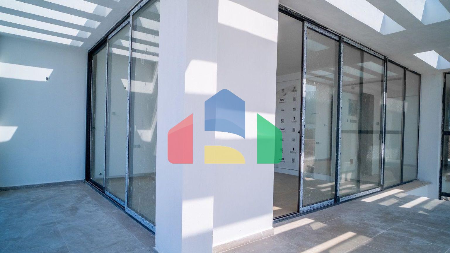 4-комнатная вилла 212 м2 с собственным участком земли в 300 метрах от песчаного пляжа