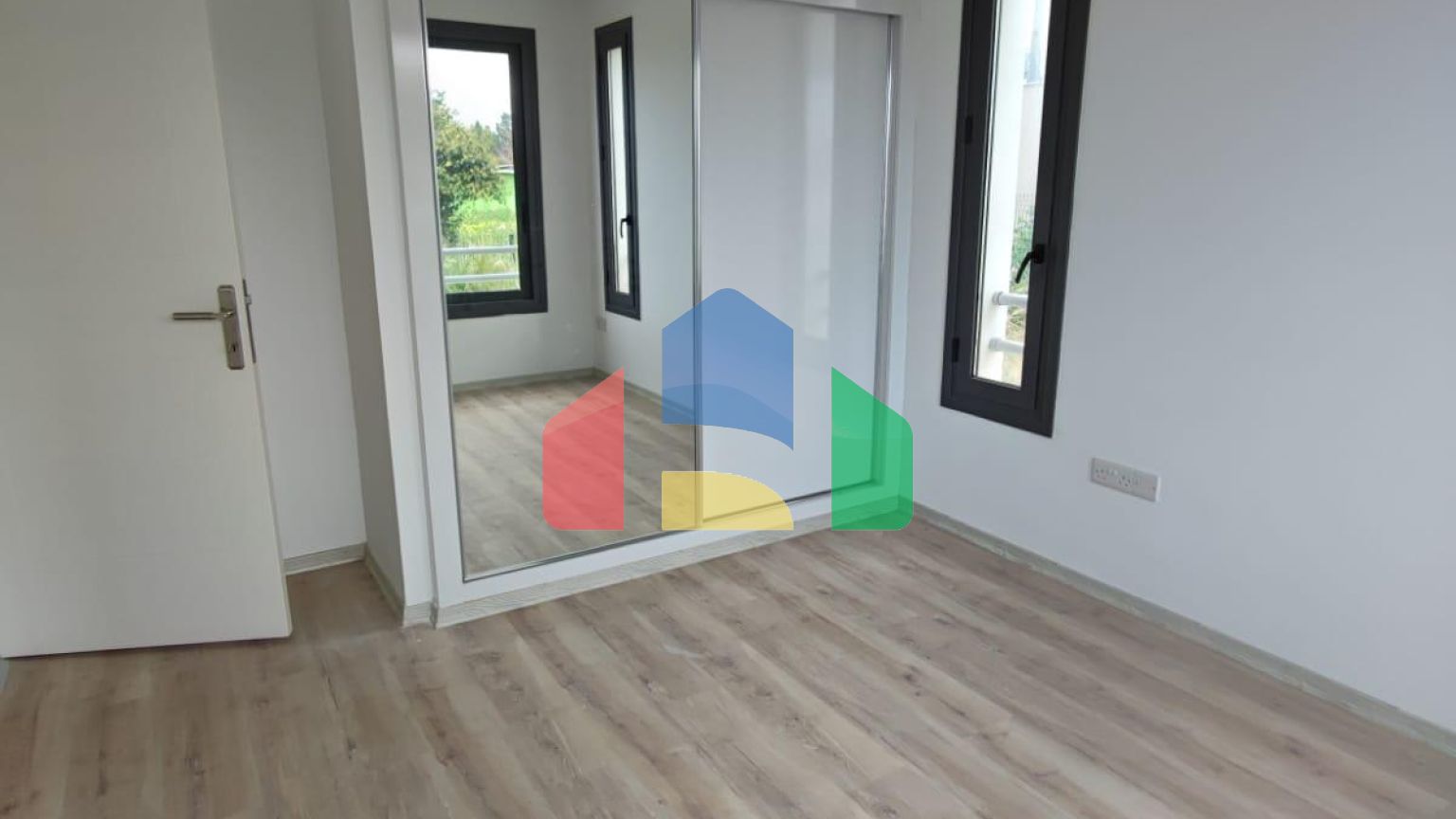 3-комнатные апартаменты 85 м2 в 700 метрах от пляжа