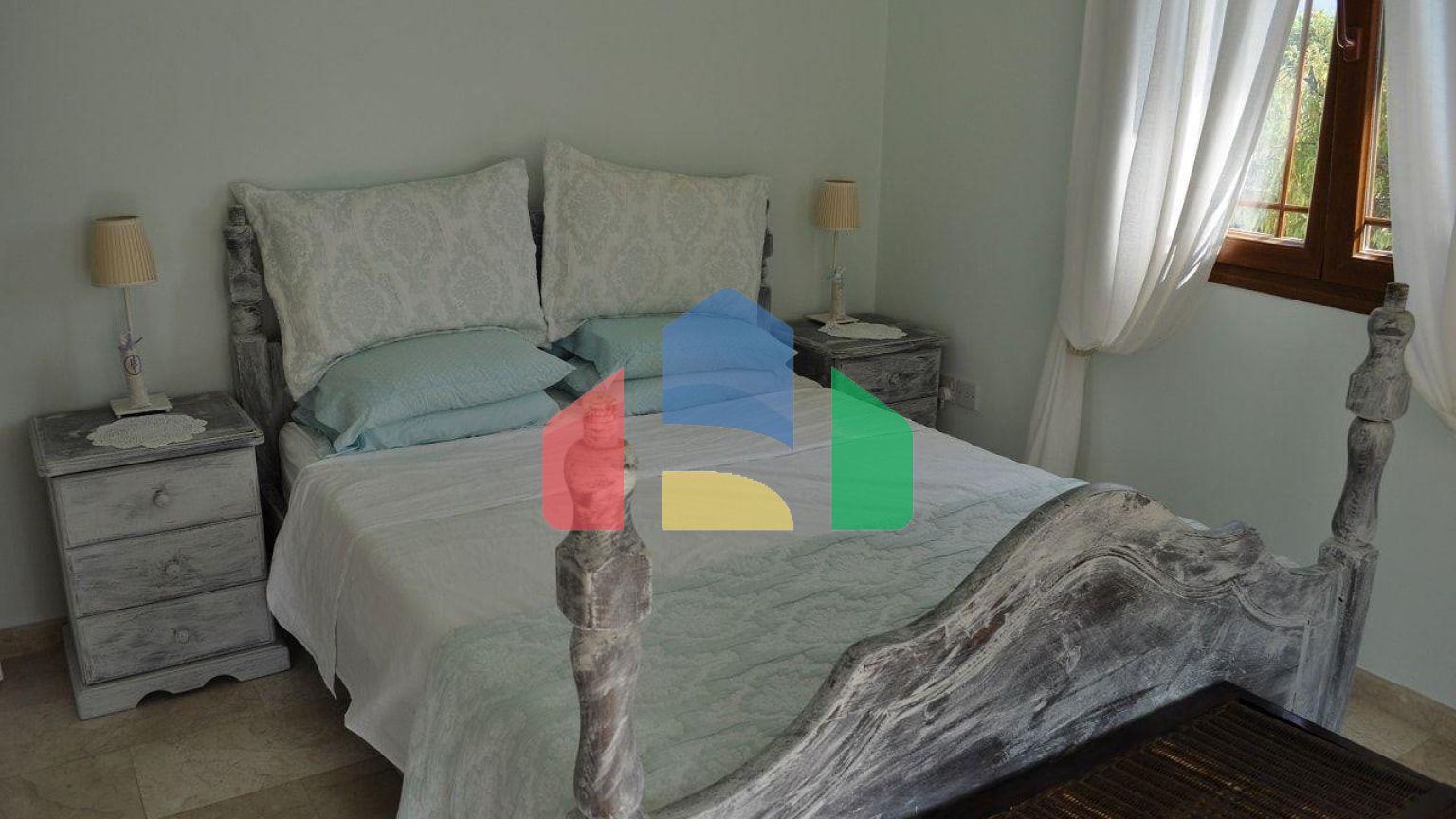 5-комнатная вилла 200 м2 с бассейном в 100 метрах от пляжа