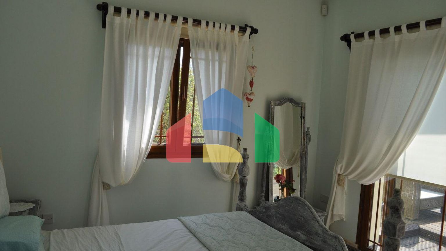 5-комнатная вилла 200 м2 с бассейном в 100 метрах от пляжа