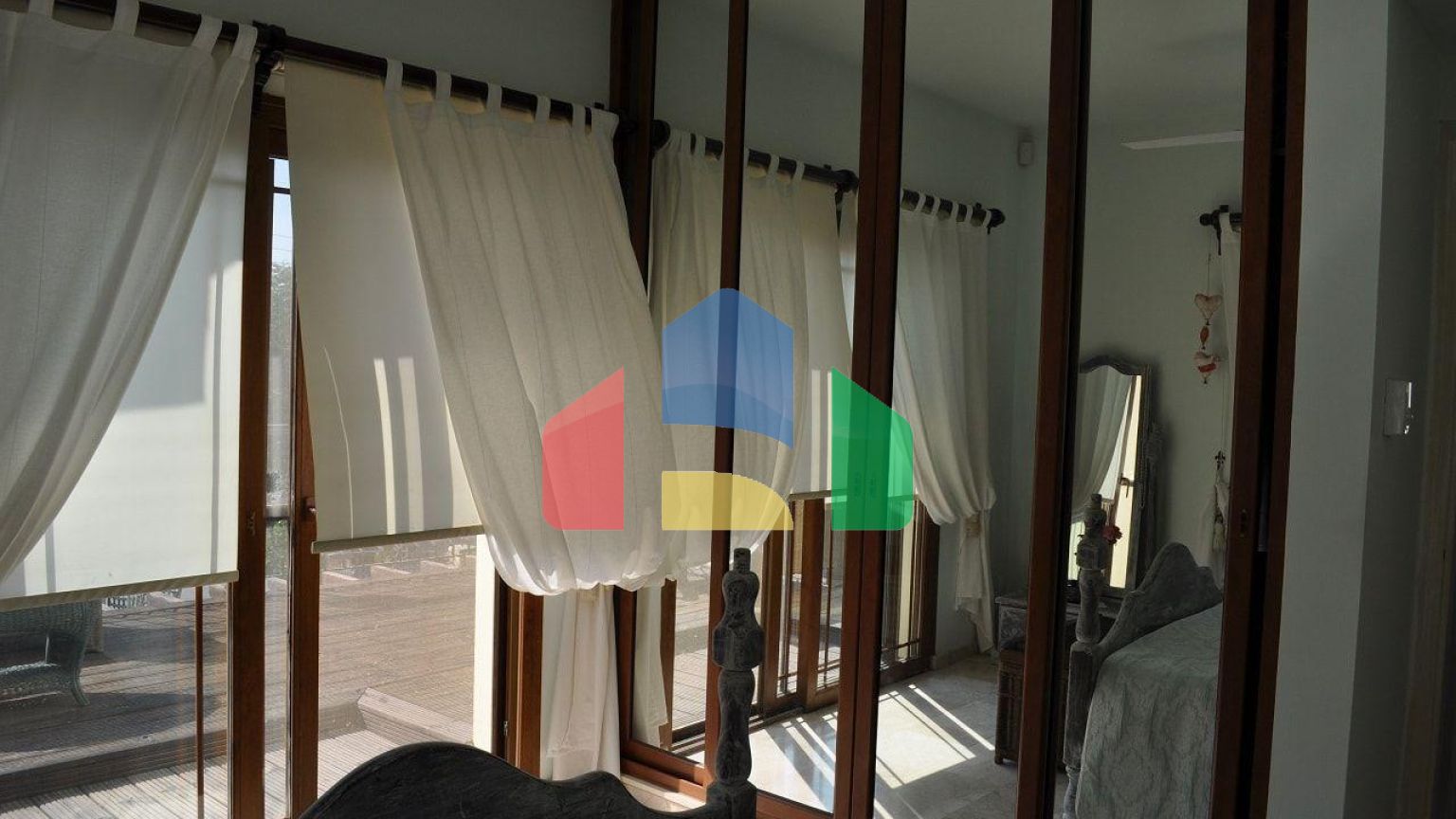 5-комнатная вилла 200 м2 с бассейном в 100 метрах от пляжа