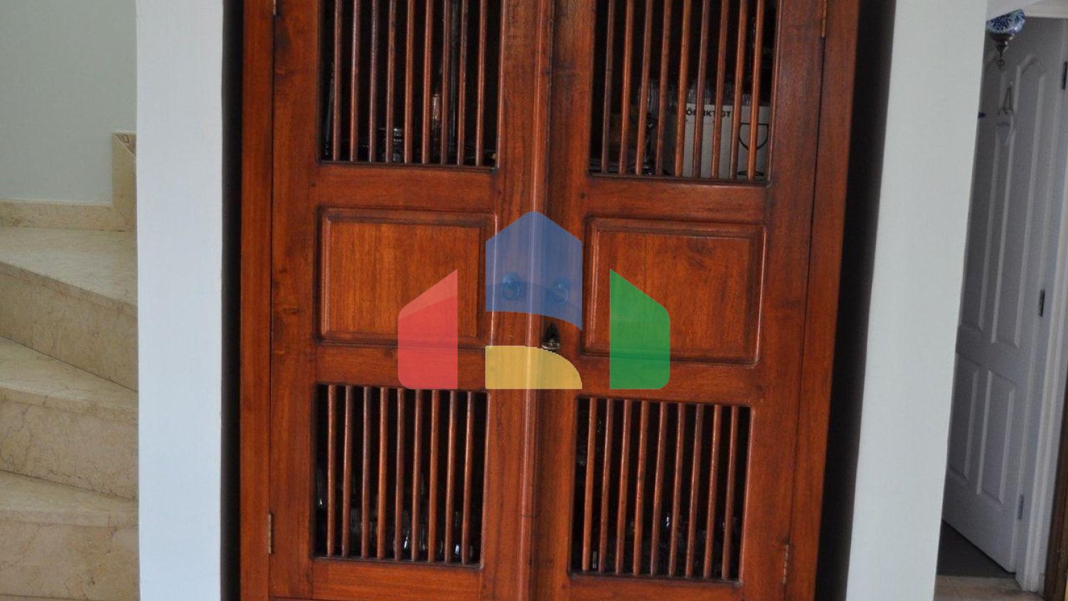 5-комнатная вилла 200 м2 с бассейном в 100 метрах от пляжа