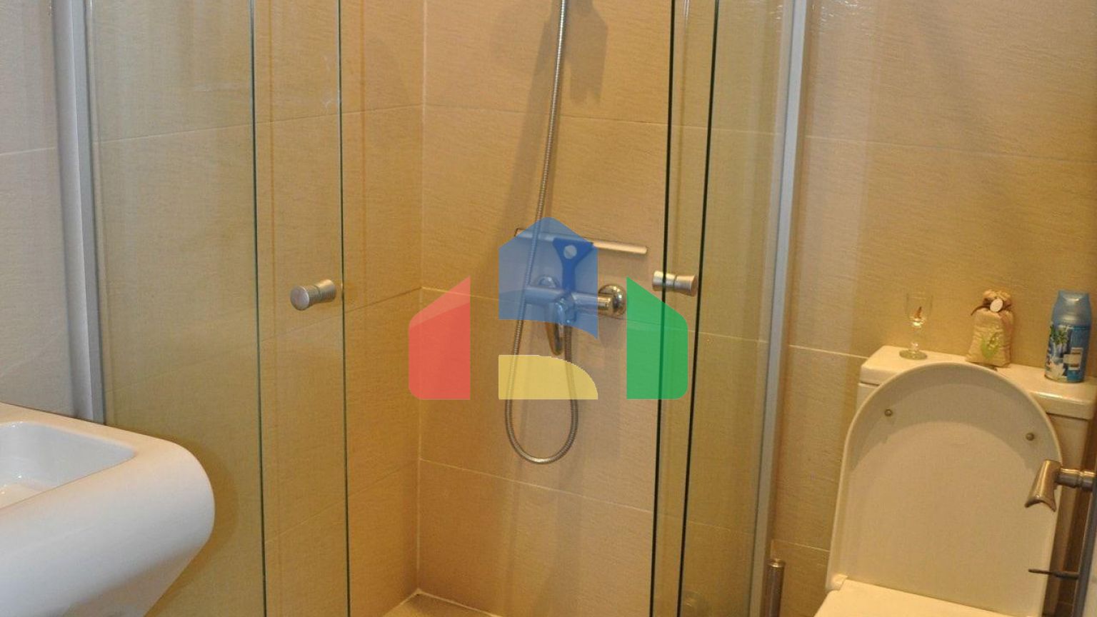 5-комнатная вилла 200 м2 с бассейном в 100 метрах от пляжа