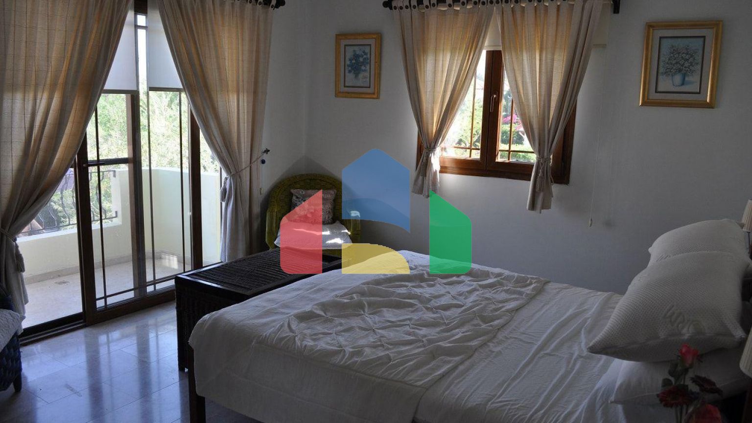 5-комнатная вилла 200 м2 с бассейном в 100 метрах от пляжа