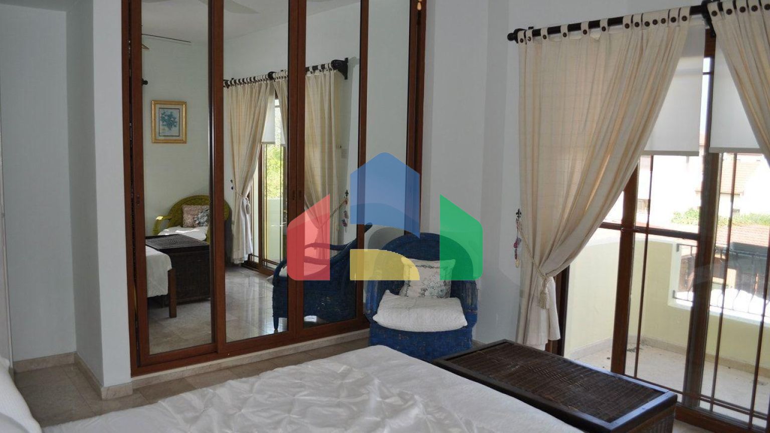 5-комнатная вилла 200 м2 с бассейном в 100 метрах от пляжа