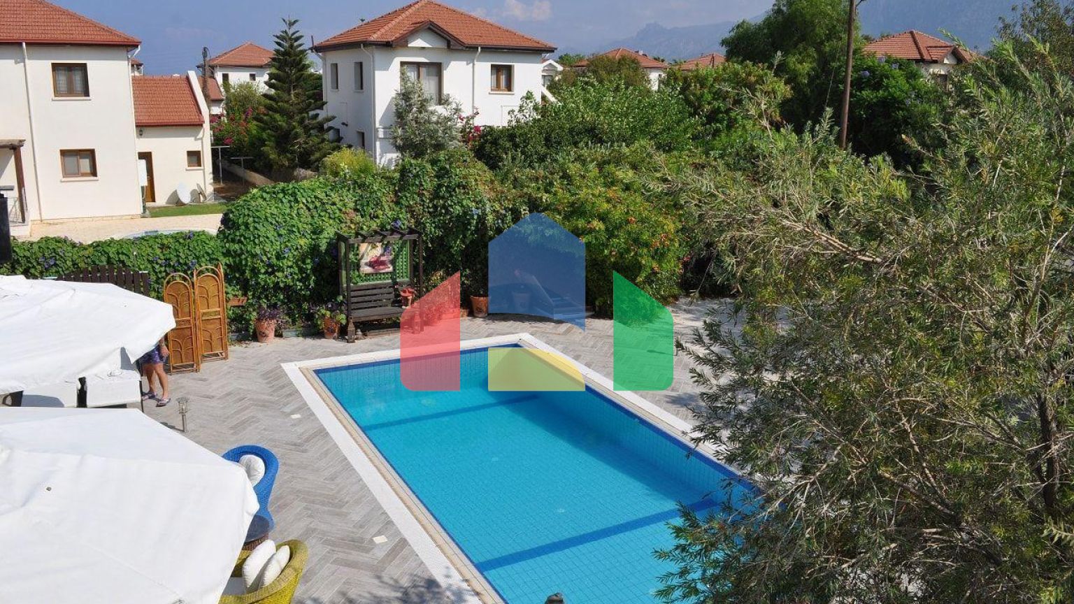 5-комнатная вилла 200 м2 с бассейном в 100 метрах от пляжа