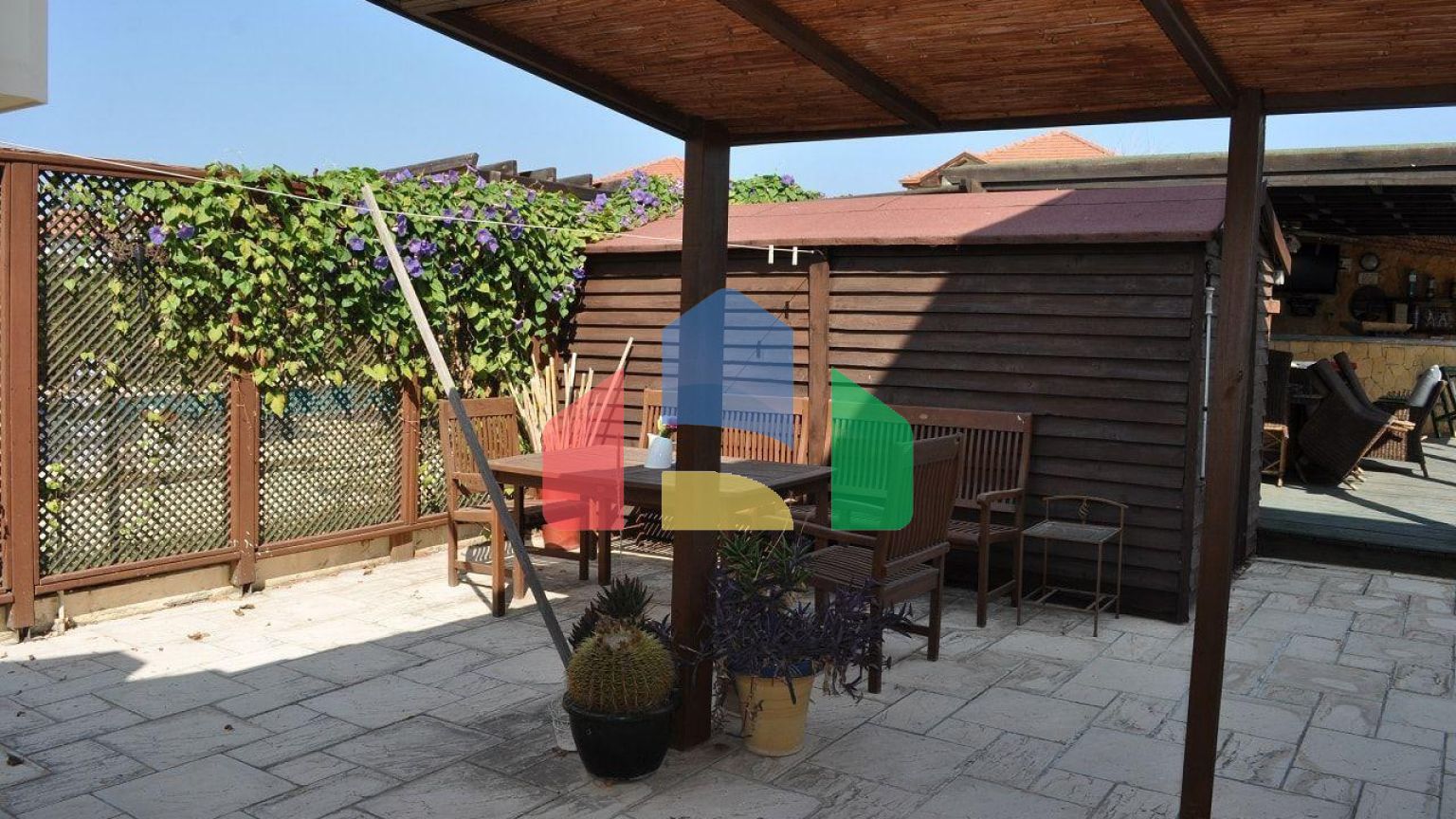 5-комнатная вилла 200 м2 с бассейном в 100 метрах от пляжа