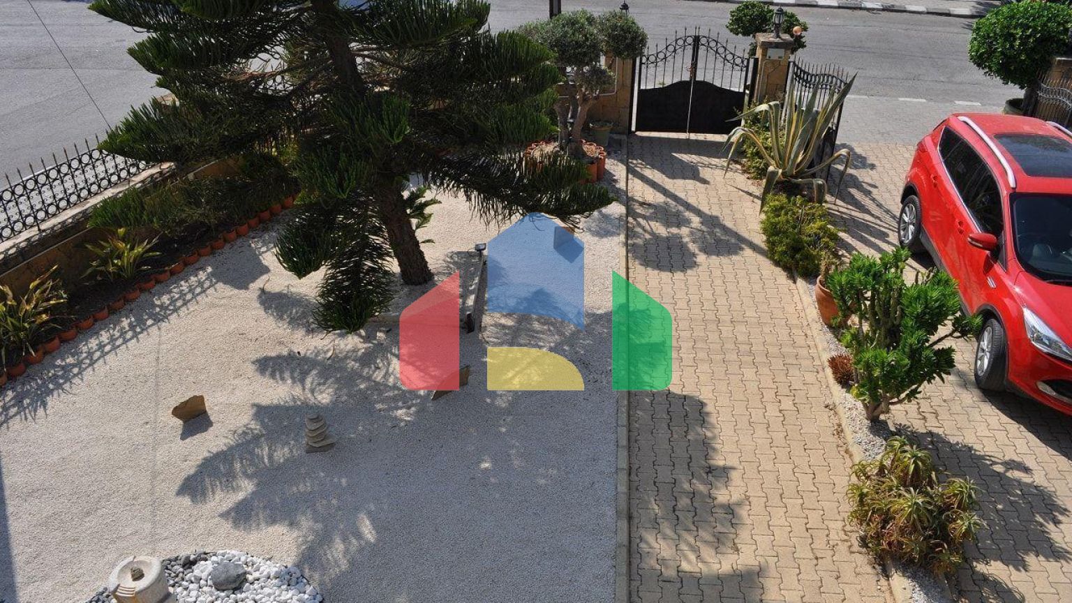 5-комнатная вилла 200 м2 с бассейном в 100 метрах от пляжа