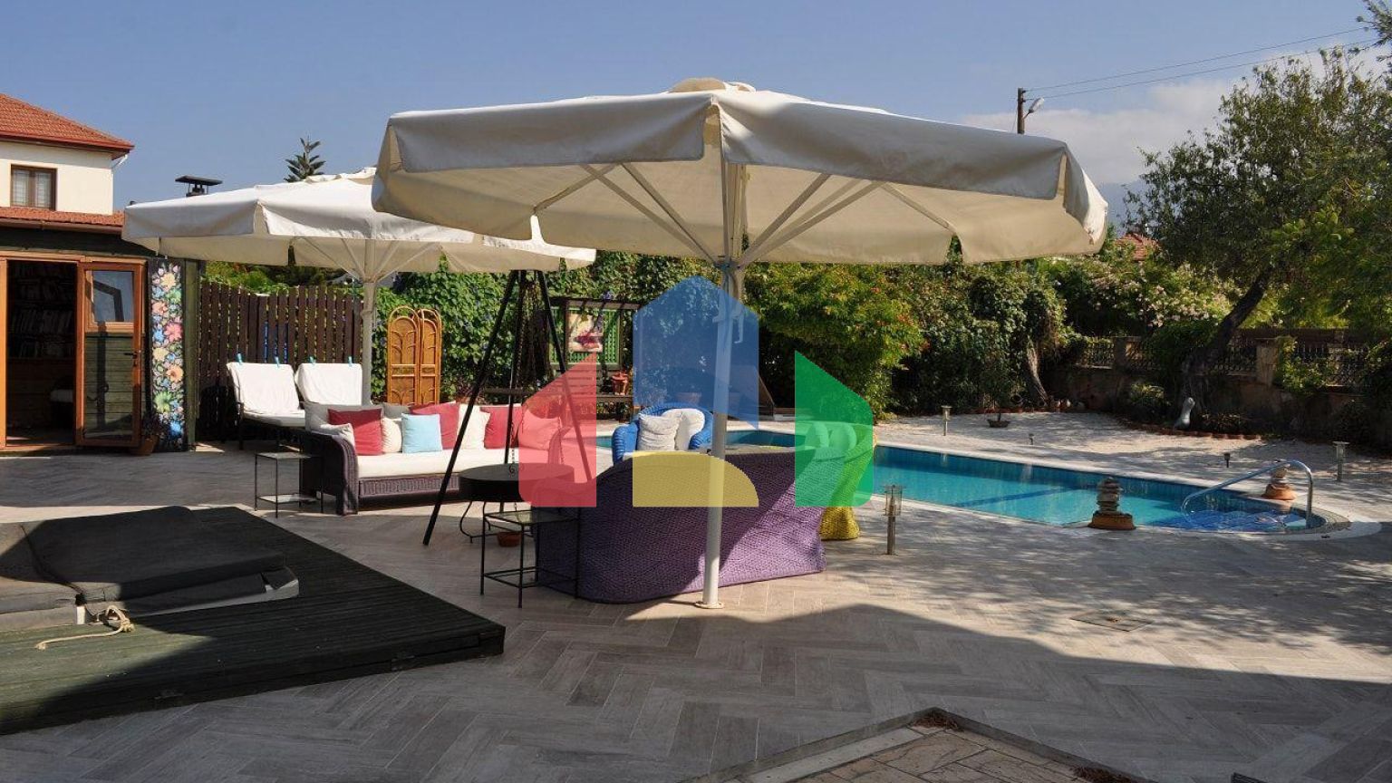 5-комнатная вилла 200 м2 с бассейном в 100 метрах от пляжа