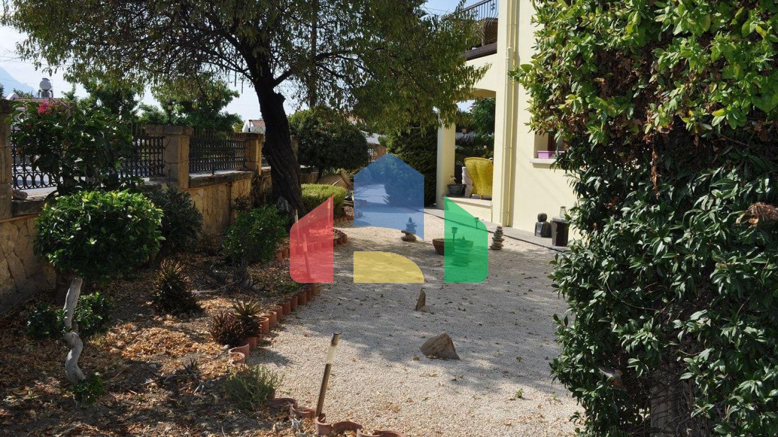 5-комнатная вилла 200 м2 с бассейном в 100 метрах от пляжа