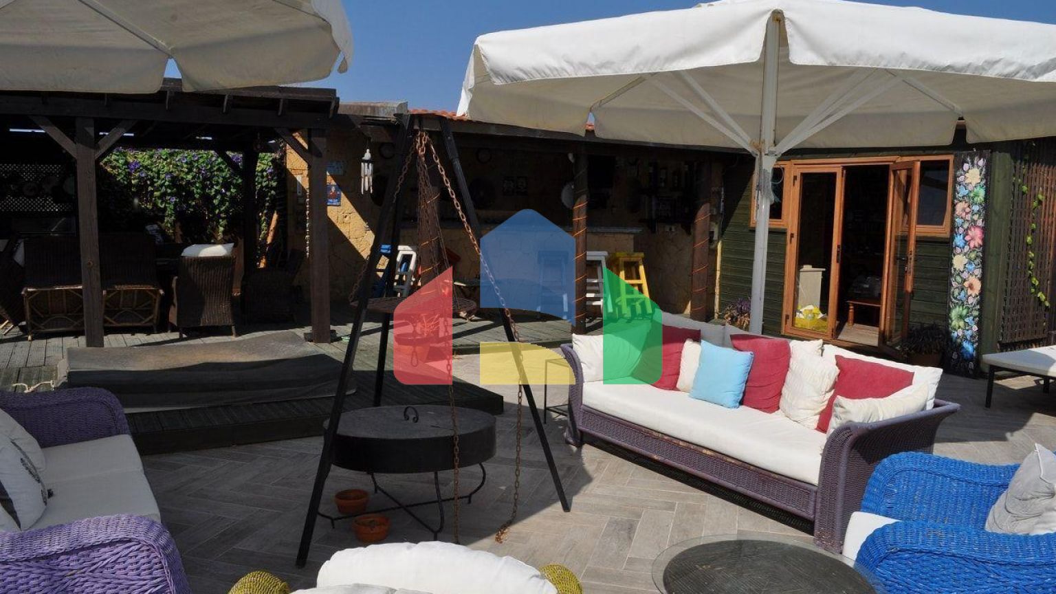 5-комнатная вилла 200 м2 с бассейном в 100 метрах от пляжа