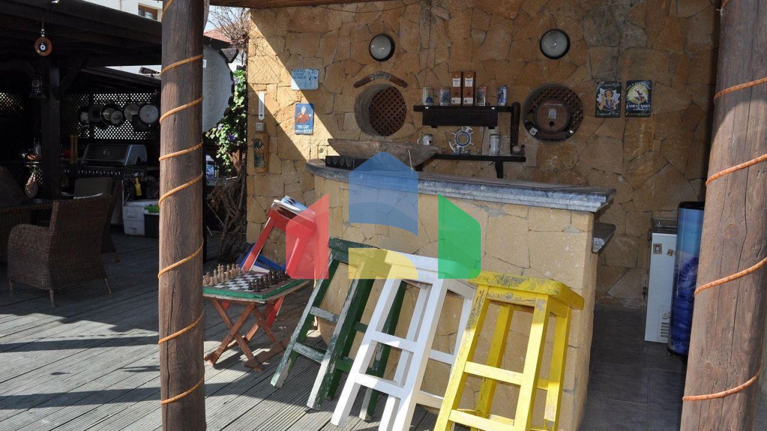 5-комнатная вилла 200 м2 с бассейном в 100 метрах от пляжа