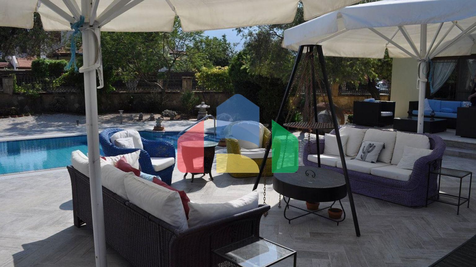 5-комнатная вилла 200 м2 с бассейном в 100 метрах от пляжа