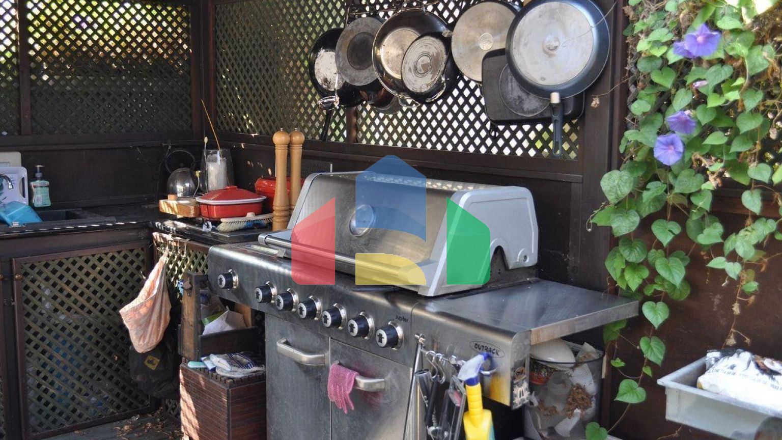 5-комнатная вилла 200 м2 с бассейном в 100 метрах от пляжа