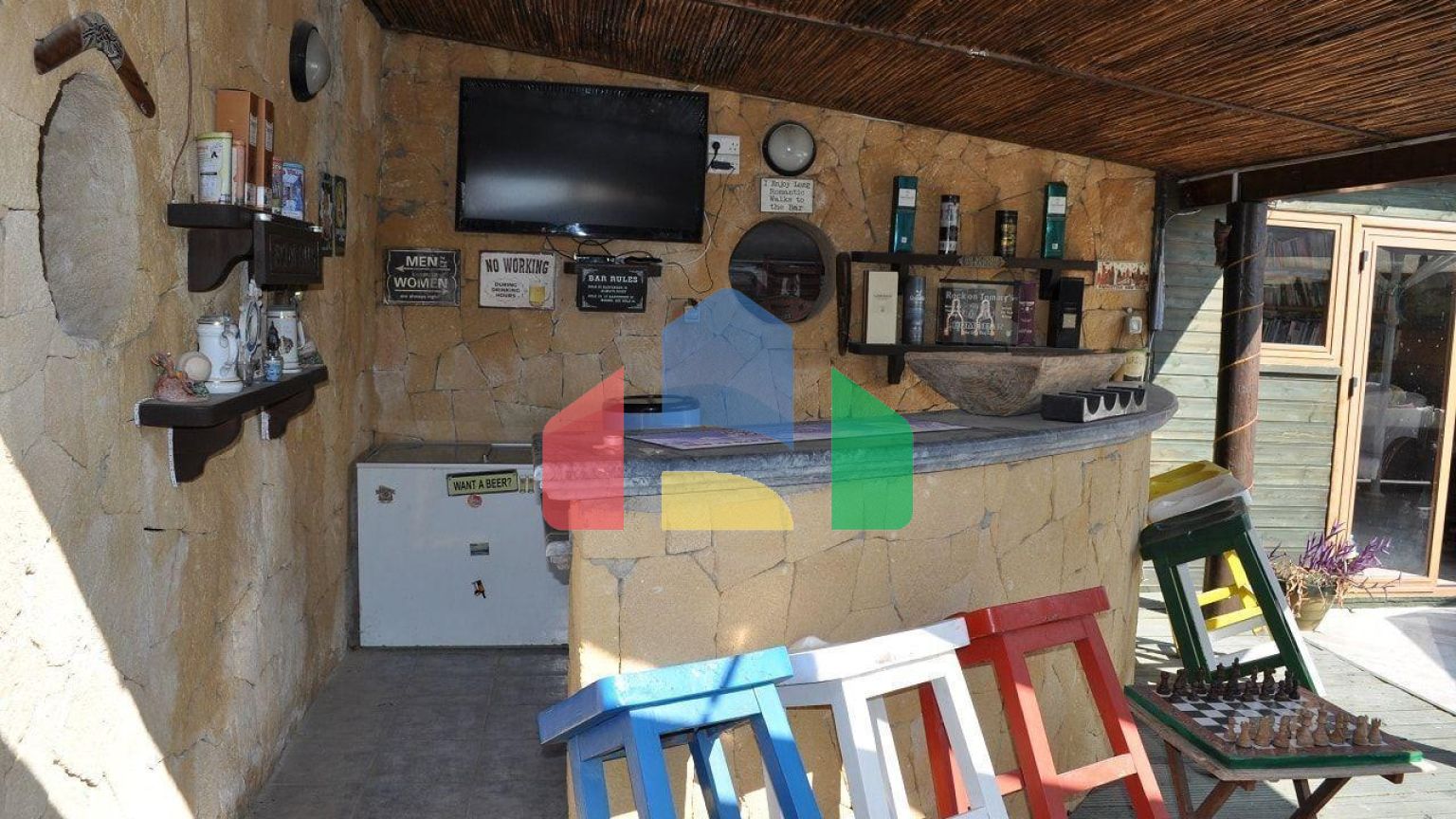 5-комнатная вилла 200 м2 с бассейном в 100 метрах от пляжа