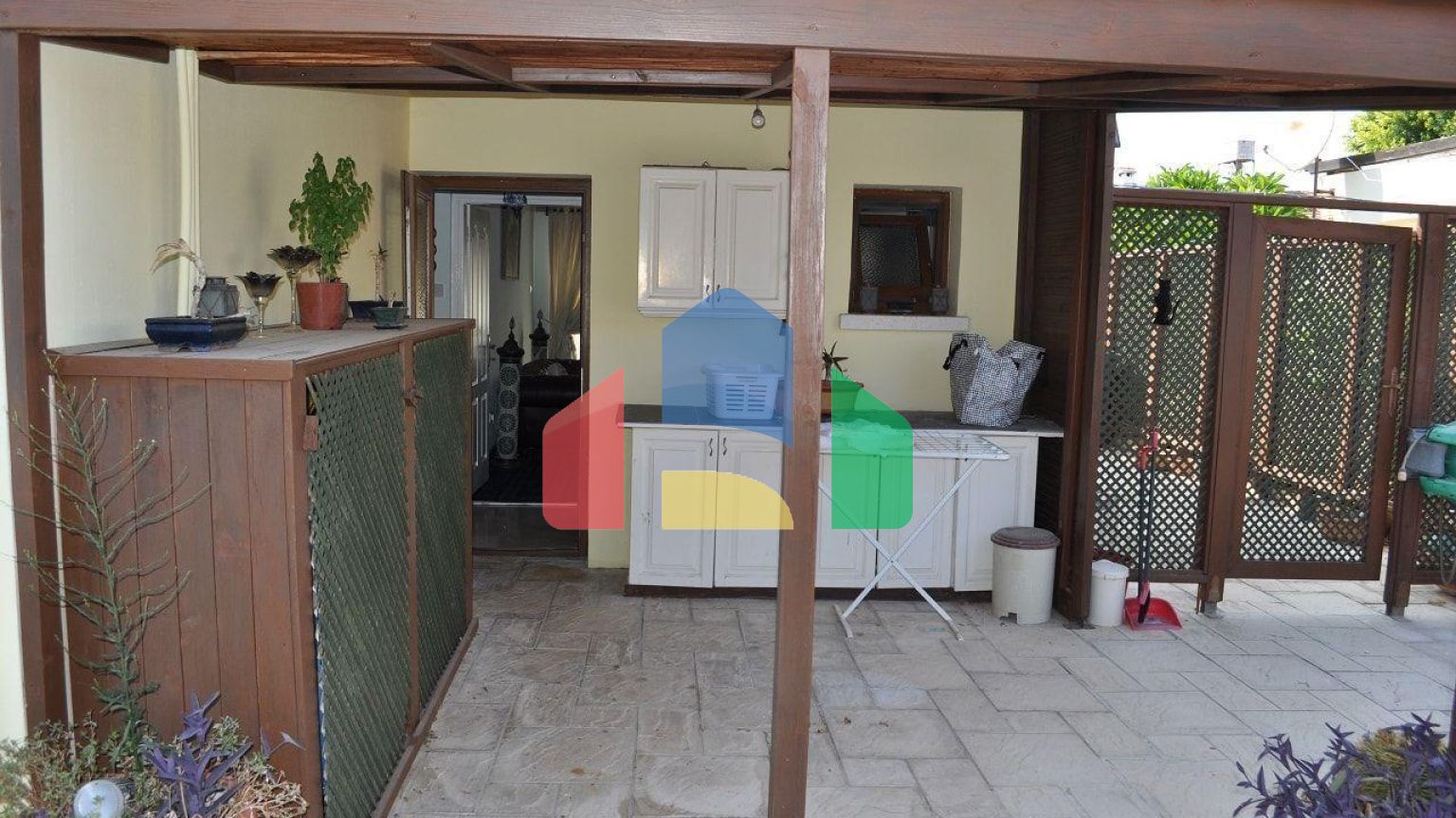 5-комнатная вилла 200 м2 с бассейном в 100 метрах от пляжа