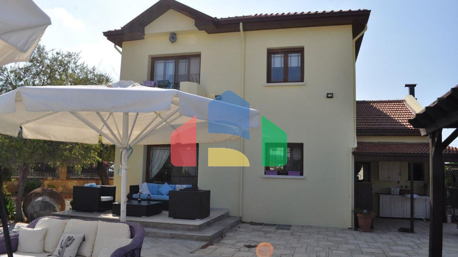 5-комнатная вилла 200 м2 с бассейном в 100 метрах от пляжа