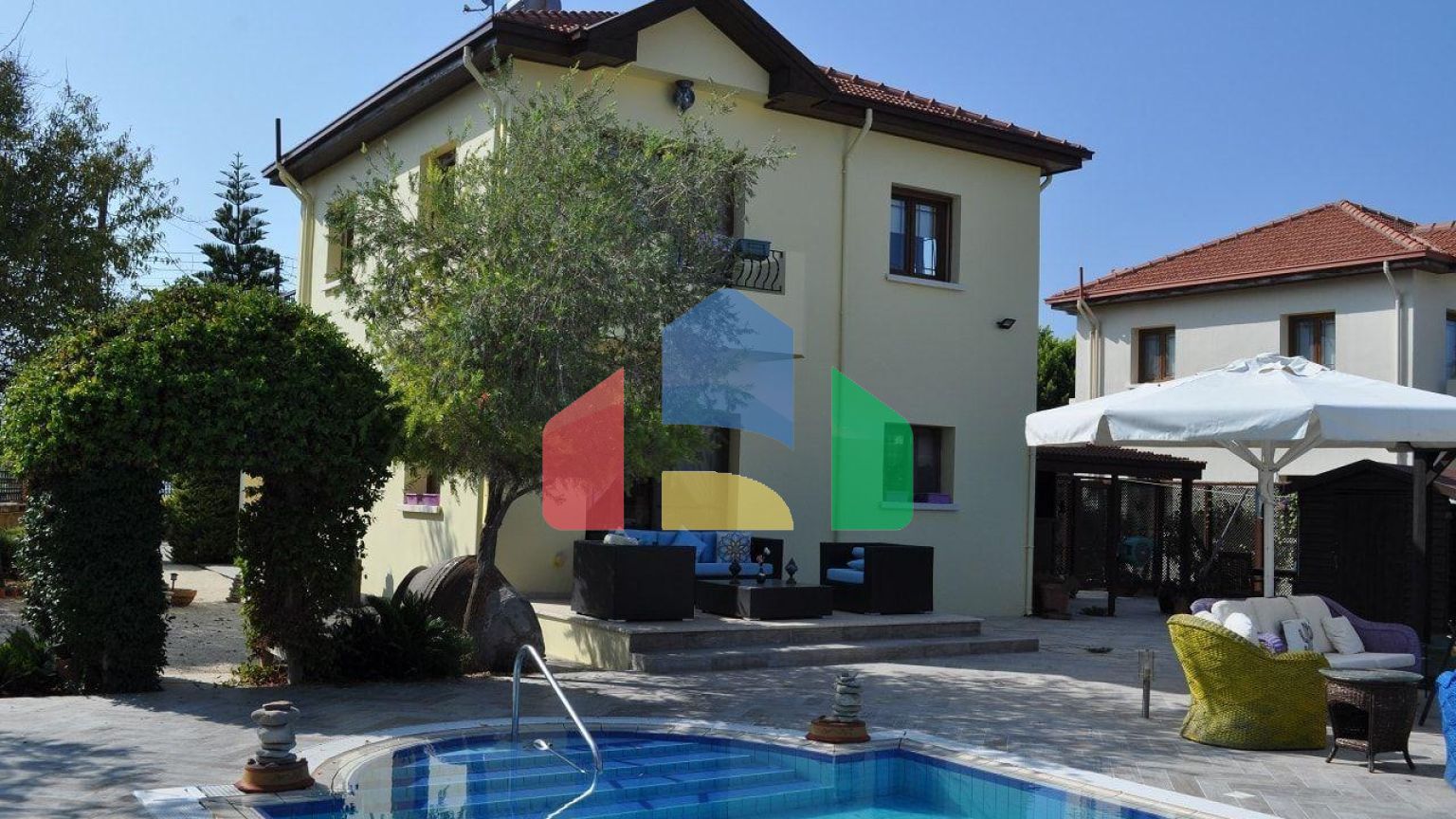 5-комнатная вилла 200 м2 с бассейном в 100 метрах от пляжа