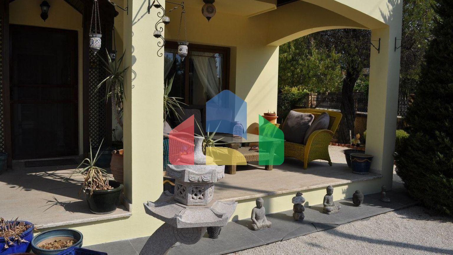 5-комнатная вилла 200 м2 с бассейном в 100 метрах от пляжа