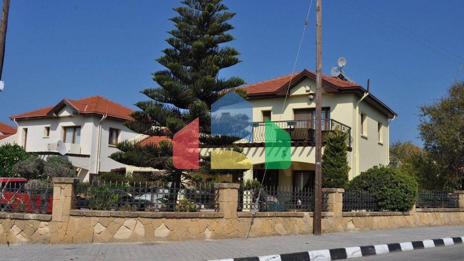 5-комнатная вилла 200 м2 с бассейном в 100 метрах от пляжа