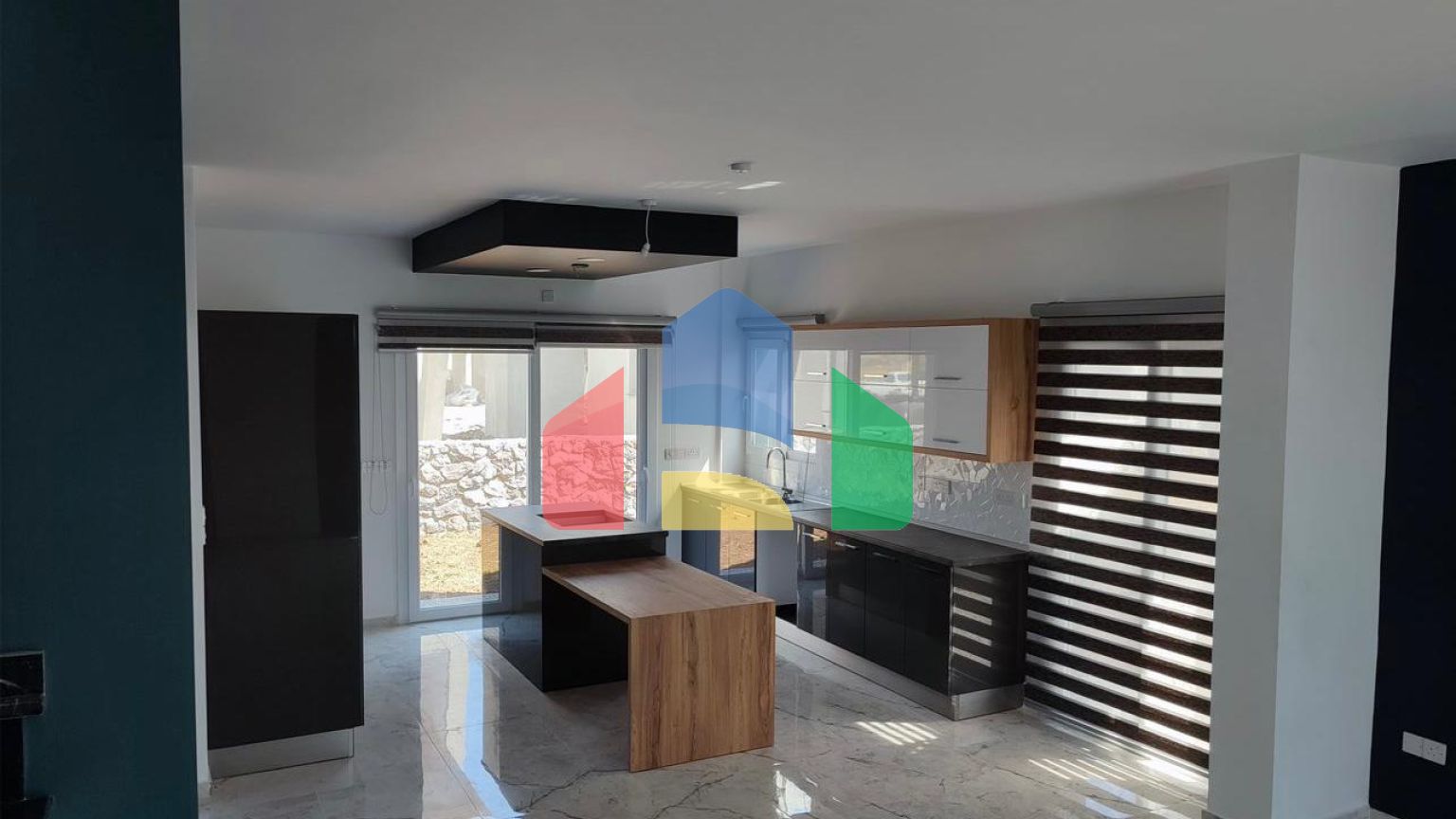 4-комнатная вилла 160 м2 с видом на море и горы в 260 метрах от пляжа