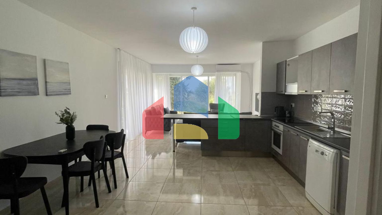 Двухуровневые 6-комнатные апартаменты 260 м2 в комплексе в 10 минутах от моря